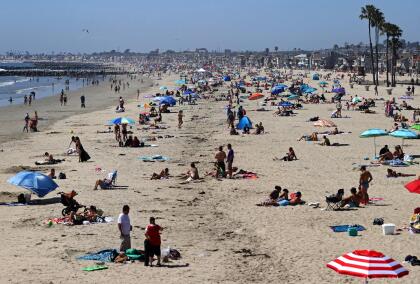 Coronavirus: Ignoran regla de distancia social y acuden en masa a esta playa de California 8 La primera ola de calor en la región trajo condiciones de verano, aunque solo el inicio de la primavera.