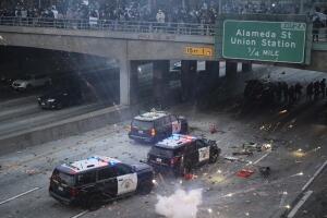 Disturbios en Los Ángeles dejan más de 70 personas arrestadas y cinco oficiales heridos