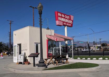 <b>El <a href="https://www.in-n-out.com/" target="_blank">Museo In-N-Out</a> es otro sitio de interés para visitar. Se trata de la estructura original del popular restaurante que data de 1948 y que se encuentra en Baldwin Park, en el sur del estado. </b>La compañía construyó una réplica para que los fanáticos se maravillaran de las reliquias de mediados de siglo, las que incluyen una antigua máquina para freír y una máquina expendedora de cigarrillos. Eso sí que en este lugar no podrás adquirir tu
<i>double double</i>.
