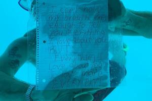 Steven Weber cuando proponía matrimonio a su novia Kenesha Antoine.