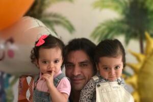 Los mellizos de Elizabeth Álvarez y Jorge Salinas roban cámara en el día del padre