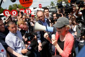 La senadora y candidata demócrata Elizabeth Warren habla a un grupo a las afueras del centro de detención de inmigrantes en Homestead, Florida.