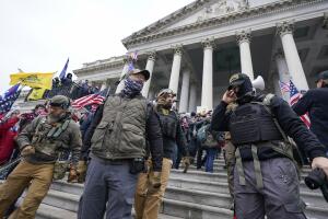 Miembros del grupo 'Defensores del Juramento' en el pórtico este del Capitolio federal en Washington DC el 6 de enero de 2021.