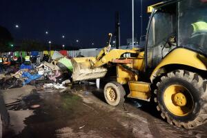 Cientos de migrantes son desalojados de campamento en la mexicana Tijuana