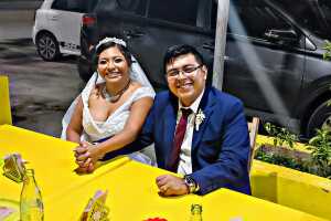 Novios acuden a un puesto callejero de tacos en plena boda