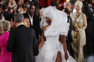 El vestido tenía un tocado que simulaba una nube sobre el cuello y cabeza de la cantante.
