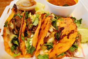 Los tacos de pastor son uno de los platillos mexicanos más populares.