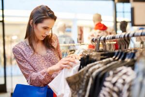 mujer-eligiendo-ropa.jpg