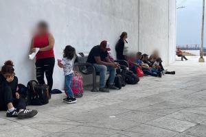 cierre-Puente-Eagle-Pass-inmigrantes1