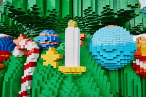 Legoland Florida presenta un nuevo árbol de Navidad de 32 pies, construido con 365,000 piezas de Lego y Duplo.