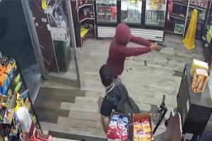 Disparan a cliente durante robo en una bodega del Bronx; ofrecen recompensa.