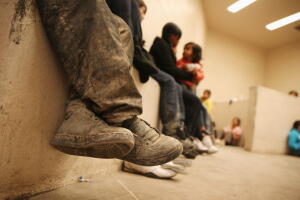 Niños inmigrantes indocumentados en un centro de detención de la Patrulla Fronteriza en Texas.