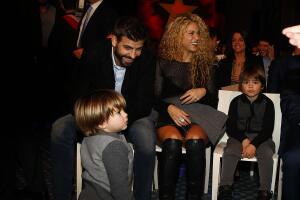 Shakira y Piqué con Milan y Sasha en una entrega de premios.