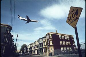 Un avión sobrevuela las casas en Boston en 1973 
