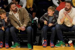 Ben Affleck y su hijo Samuel asistieron en diciembre pasado al Crypto.com Arena al superclásico de Los Ángeles Lakers y los Boston Celtics usando tenis Nike. 