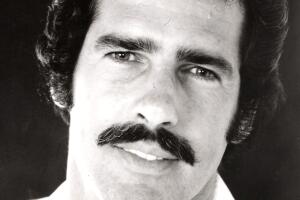 Andrés García se lastima nuevamente la espalda