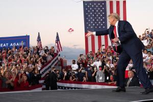 El presidente estadounidense Donald Trump arroja mascarillas a sus simpatizantes en Sanford, Florida, el 12 de octubre del 2020.