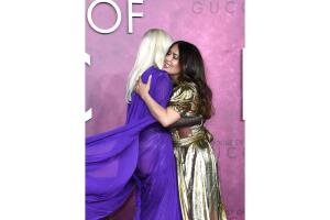 salma hayek y lady gaga house of gucci.jpg