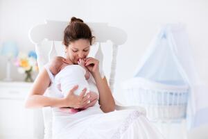 mama-bebe-recien-nacido-mecedora.jpg