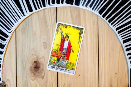 Que Significa La Carta Del Mago En El Tarot Significado Y Simbolismo Del Mago En Cartas De Tarot Horoscopos Univision