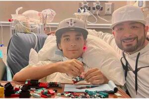 Hoy su familia lo ve despierto y sonriendo casi seis semanas después del trágico hecho.