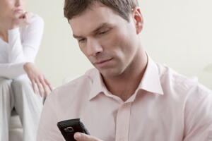 celular-casal-ciumes_0.jpg