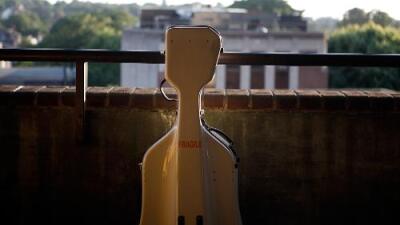 La Bajan De Un Avion Por Llevar Su Violonchelo En Cabina A Pesar De Que Compro Un Boleto Para El Instrumento Noticias Univision Sucesos Univision