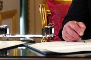 El tintero con el que firmó Carlos III su ascensión fue un regalo de William y Harry