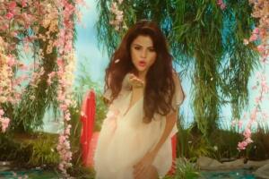 behaving-badly-selena-gómez-.jpg