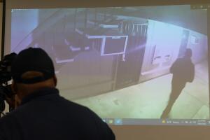 La policía de Stockton muestra a los medios un video con la imagen del hombre sospechoso de ser un asesino serial.