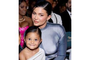 stormi-webster-kylie-jenner-red-carpet-fotos.jpg