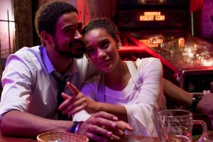 Alfred Enoch e Taís Araujo em "Medida Provisória"