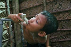 Crean máquina para producir agua a través del aire