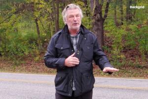 Baldwin mientras habla con un grupo de periodistas a la vera de una carretera en Vermont el sábado 30 de octubre de 2021.