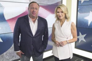 Alex Jones junto a Megyn Kelly en el estudio de Infowars