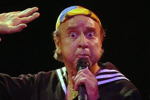 Operan de un ganglio a Carlos Villagrán