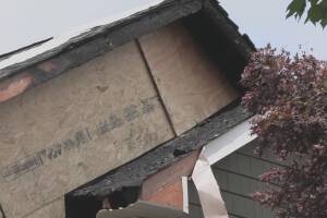 Rayo impacta casa en Hicksville ocasionando un incendio que obligó a evacuar una familia.