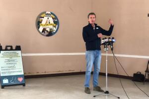 El gobernador Newsom anuncio la apertura de 11 sitios móviles de vacunación para el Valle Central durante su visita al condado de Kern