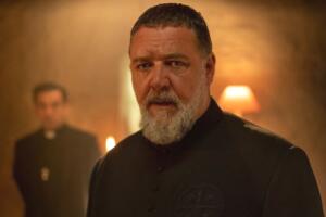 The Pope's Exorcist Russell Crowe como sacerdote del Vaticano tráiler película de terror (4).jpg