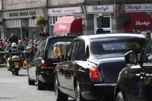 El público se ainea al paso del cortejo fúnebre de la reina Isabel II en las calles de Ballater, Escocia, un pueblo cercano al Castillo de Balmoral.