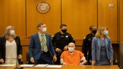 Familiares y víctimas del 'Asesino del Golden State' le enfrentan en corte