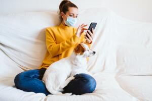 mujer-con-coronavirus-usando-celular.jpg