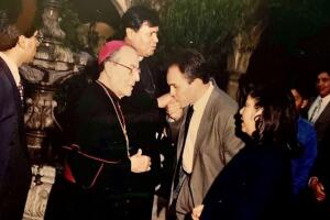 Peyro besa el anillo del cardenal.