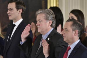 El consejero y yerno del presidente Jared Kushner; el ex jefe estratega de la Casa Blanca, Steve Bannon y el exjefe de gabinete de la Casa Blanca, Reince Priebus en la Casa Blanca el 22 de enero de 2017.