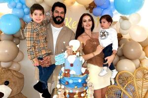 Burak Özçivit y Fahriye Evcen con sus hijos, Karan y Kerem. 