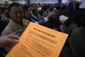 
Inmigrantes solicitan su ciudadanía anticipándose a la elección presidencial de EEUU