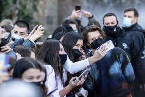 Tom Holland con fans.jpg