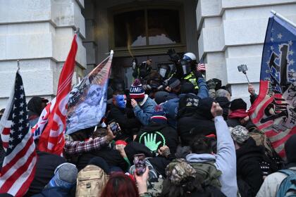 (FOTOS) PRIMERA VEZ EN LA HISTORIA DE EEUU QUE PASA EN EL CAPITOLIO 44 Los manifestantes convocados por Trump a Washington DC chocan con la policía del Capitolio antes de entrar a la fuerza al parlamento.