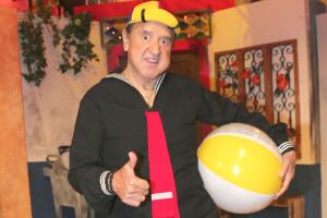 Carlos Villagrán caracterizado como Quico