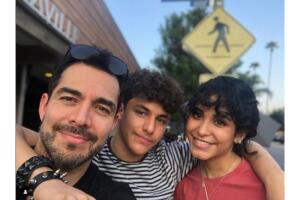 Omar Chaparro y sus hijos.jpg